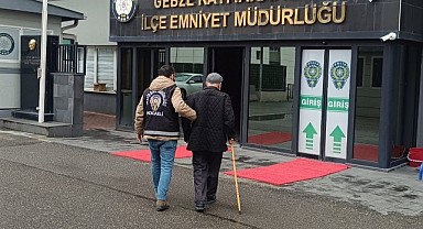 Dolandırıcılıktan aranıyordu! Bastonuyla götürüldü