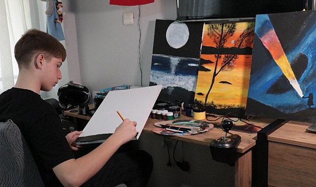 Eymen, sınav kaygısını resimle atıyor