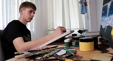 Eymen, sınav kaygısını resimle atıyor