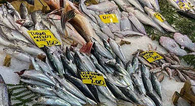 Fırtına, balık tezgahlarını vurdu!