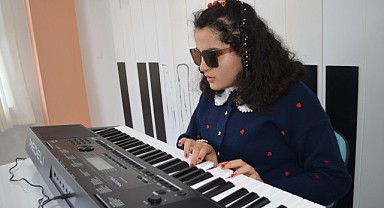 Görme engelli Aybike, hayata müzikle tutundu