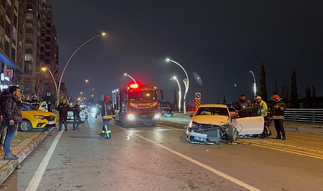 İki aracın çarpıştığı kaza maddi hasarla atlatıldı!