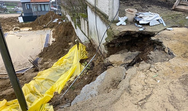 İnşaat kazısında toprak kaydı, yolun bir bölümü çöktü