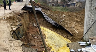 İnşaat kazısında toprak kaydı, yolun bir bölümü çöktü