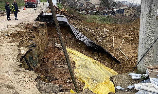 İnşaat kazısında toprak kaydı, yolun bir bölümü çöktü