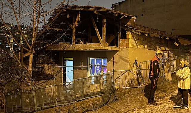 Kamyonet eve çarptı! Evde oturan vatandaş yaralandı