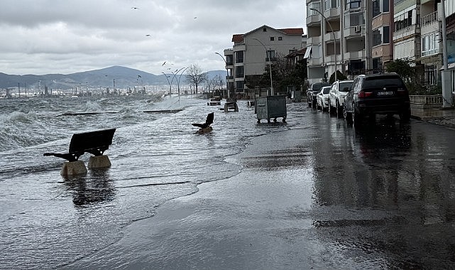 Kocaeli’ni lodos vurdu! Deniz taştı