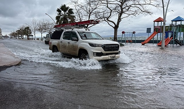 Kocaeli’ni lodos vurdu! Deniz taştı