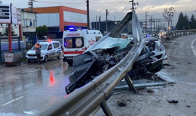 Kontrolden çıkan otomobil bariyere saplandı!