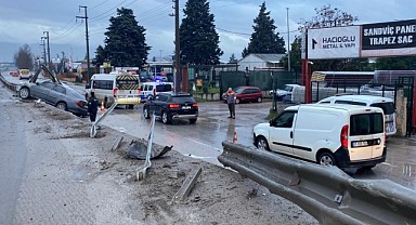 Kontrolden çıkan otomobil bariyere saplandı!