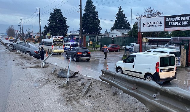 Kontrolden çıkan otomobil bariyere saplandı!