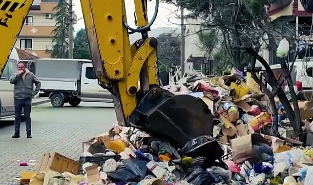 Kötü koku yayan evden 30 ton çöp çıktı!