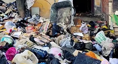 Kötü koku yayan evden 30 ton çöp çıktı!