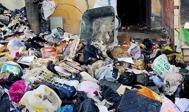 Kötü koku yayan evden 30 ton çöp çıktı!