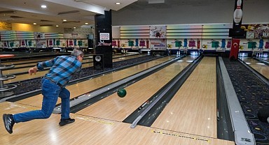 Kuşaklar, bowling pistinde karşı karşıya geldi