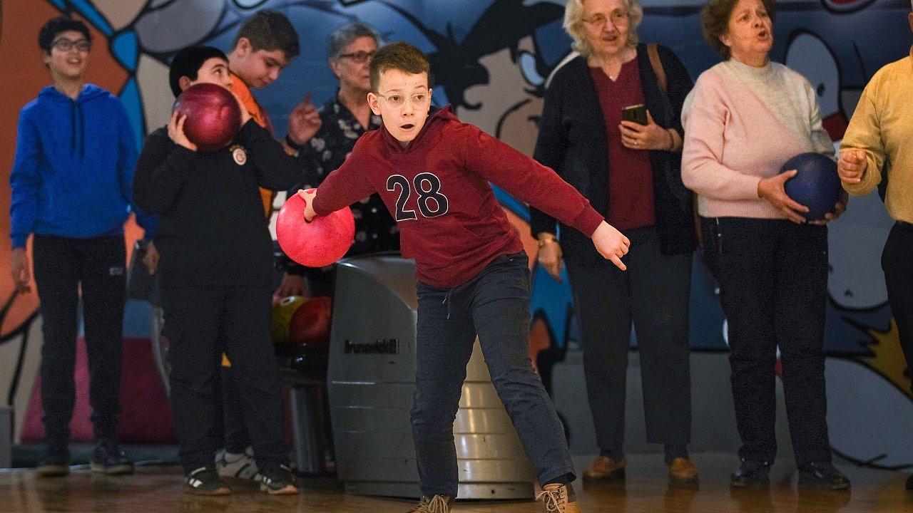 Kuşaklar, bowling pistinde karşı karşıya geldi
