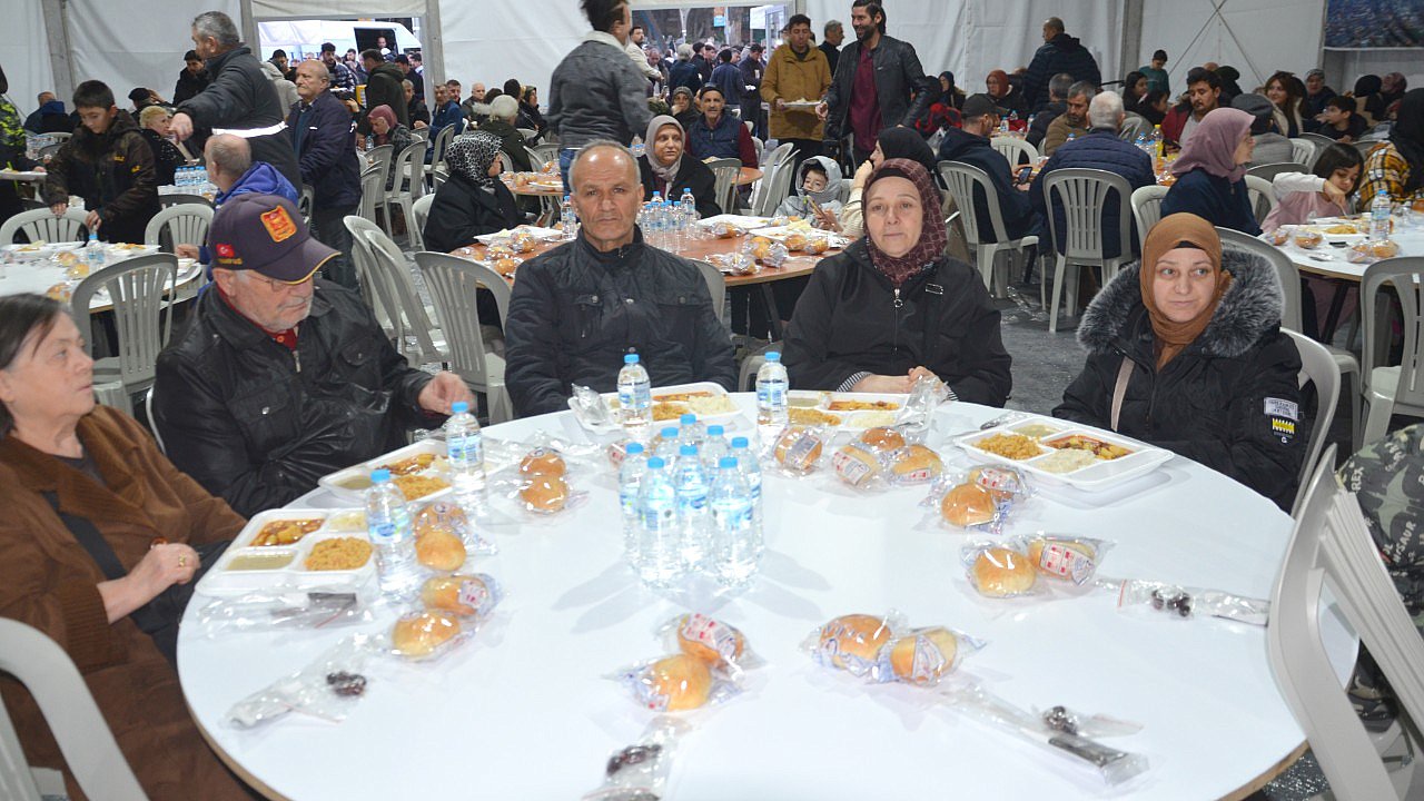 Merih Demiral’ın iftar çadırı dolup taşıyor