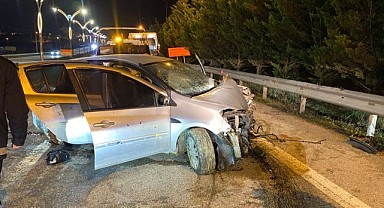 Otomobil direğe çarptı! 4 kişi yaralandı