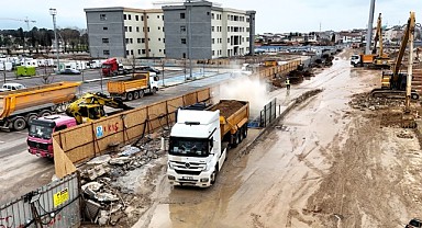 Şantiyeden çıkan araçlar temizlendikten sonra trafiğe karışıyor
