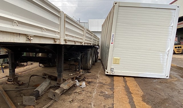 Tır dorsesi arasında sıkışan işçi yaralandı