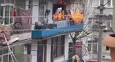 Üç katlı binada yangın paniği! Elektrik kabloları patladı