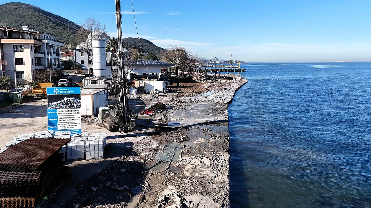 Ulaşlı’ya sahiline dalga kırıcı set inşa ediliyor