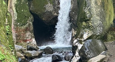 Yağışlar arttı,Saitabat Şelalesi canlandı