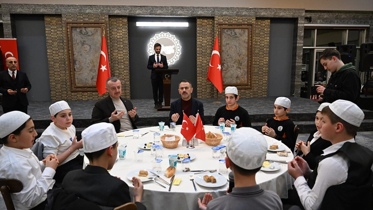 Aktaş ve Büyükakın öğrencilerle iftar açtı