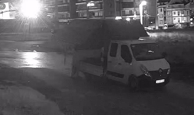 Atığını sokağa atan sürücü fotokapana yakalandı