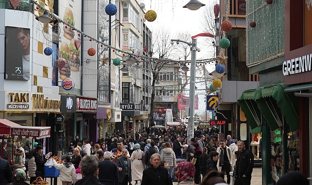 Bayram alışverişi yoğunluğu caddeleri kilitledi!
