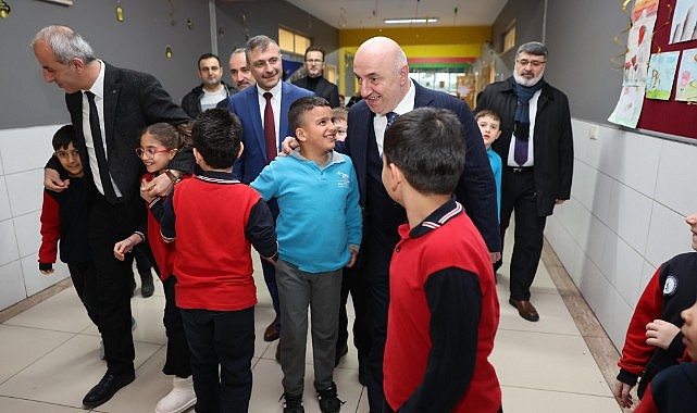 Bıyık, öğrencilerle bayrak törenine katıldı