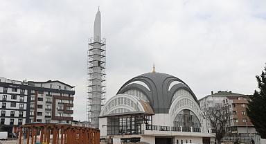 Çiftçi, yapımı devam eden Kent Meydanı’nı inceledi