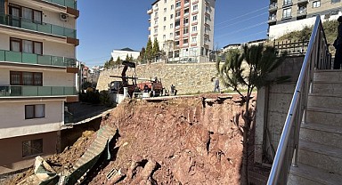 Gebze’de istinat duvarı çöktü