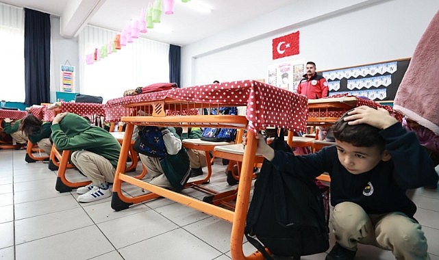 İlkokul öğrencilerine deprem tatbikatı yapıldı