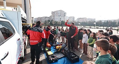  İlkokul öğrencilerine deprem tatbikatı yapıldı