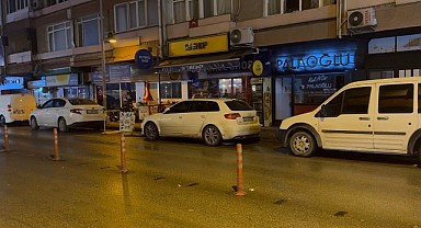 Karnından bıçaklandı! Dükkâna sığındı