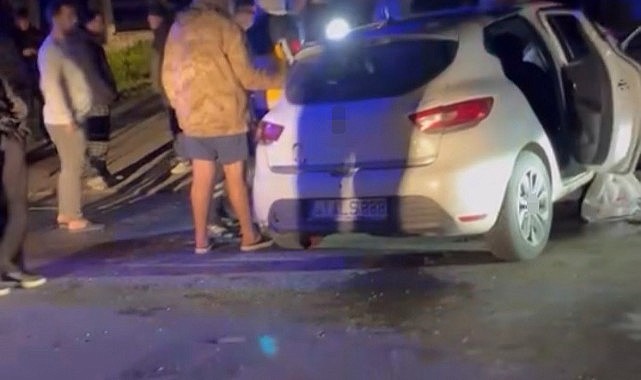 Kavşakta otomobiller çarpıştı! 4 kişi yaralandı