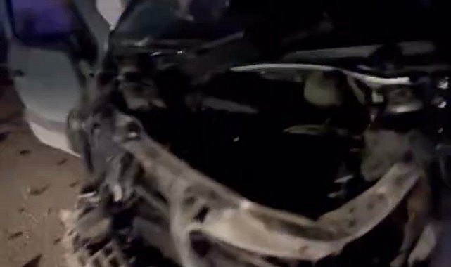 Kavşakta otomobiller çarpıştı! 4 kişi yaralandı