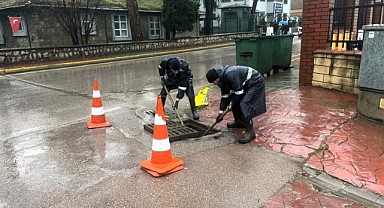 Kent genelinde mazgal ve menfezler temizleniyor