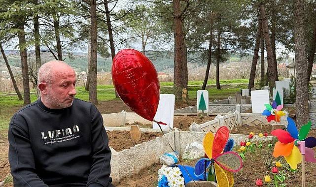 Öldürülen oğlunun doğum gününü mezarında kutladı