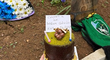 Öldürülen oğlunun doğum gününü mezarında kutladı