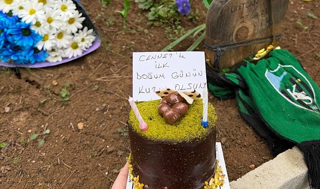 Öldürülen oğlunun doğum gününü mezarında kutladı