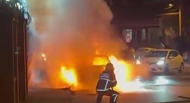 Park halindeki otomobil cayır cayır yandı