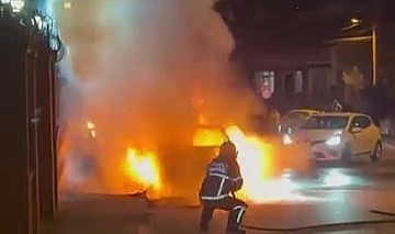 Park halindeki otomobil cayır cayır yandı