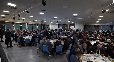 Pazarcı esnafıyla iftar yaptı
