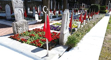 Şehitliklerde bakım elden bırakılmıyor