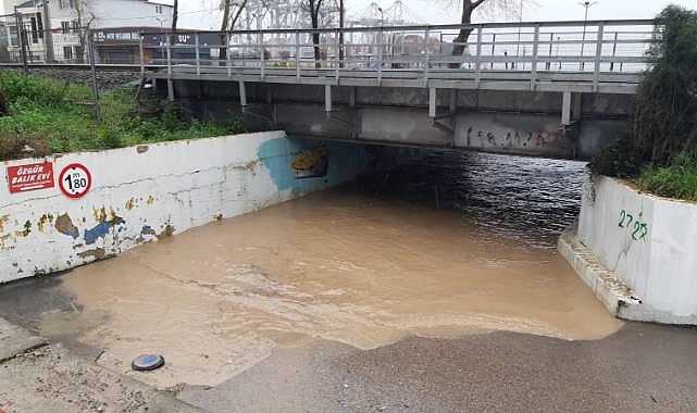 Yağışlar hayatı felç etti! Alt geçit sular altında kaldı