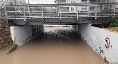 Yağışlar hayatı felç etti! Alt geçit sular altında kaldı