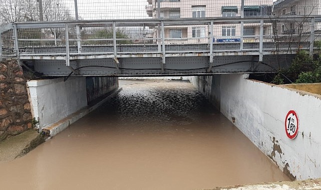 Yağışlar hayatı felç etti! Alt geçit sular altında kaldı