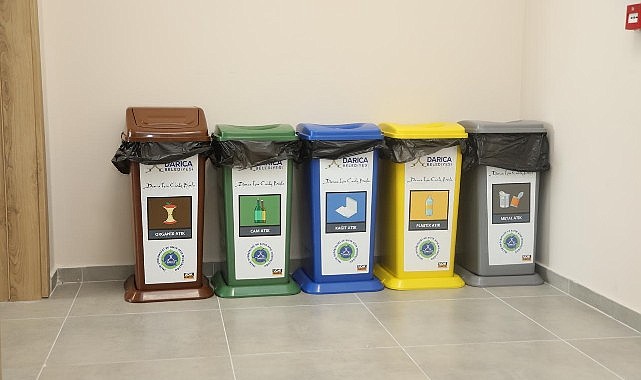 Yeni binada çöp kutuları out geri dönüşüm kutuları in!